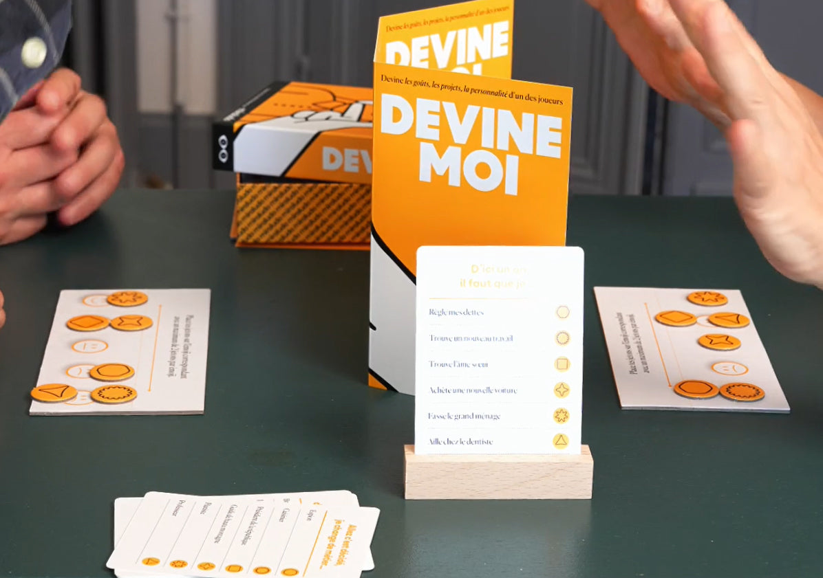 Charger la vidéo : Vidéo présentant les règles du jeu Devine-moi. Un jeu pour deviner les goûts des autres joueurs.